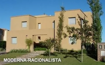 Casa moderna con estanque en forma de cruz