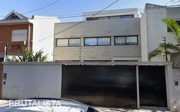 Casa brutalista urbana. Hormigón visto en San Isidro.