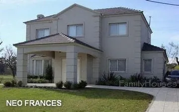 Casa estilo neo francés en Escobar