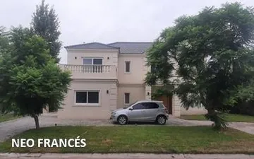 Casa estilo neo francés 