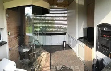 Sector de fuegos con horno a leña y parrilla en dos niveles