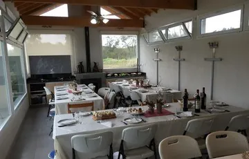 Sector de usos múltiples con home theatre y hogar a leña