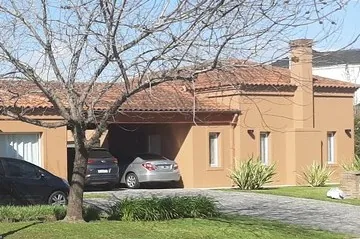 Quincho cálido con continuidad estética de la casa principal