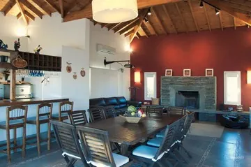 Gran espacio con mesa grande y home theatre