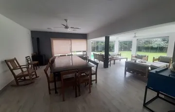 Sector de comedor y atelier con vistas al jardín