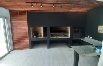 Sector de fuegos con parrilla, horno a leña y anafe a gas